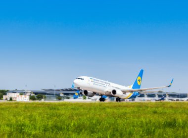 Uluslararası havaalanında Borispol Boeing 737 çıkartıyor.