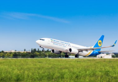 Uluslararası havaalanında Borispol Boeing 737 çıkartıyor.