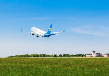 Uluslararası havaalanında Borispol Boeing 737 çıkartıyor.