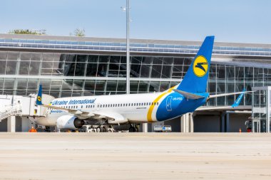 Boeing 737-800 Borispol Uluslararası Havaalanı terminalinde.
