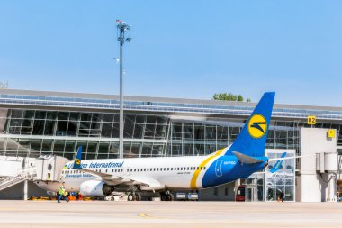 Boeing 737-800 Borispol Uluslararası Havaalanı terminalinde.