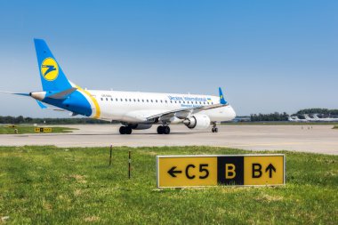 Boeing Borispol Uluslararası Havaalanı'nda pist ayrılıyor.