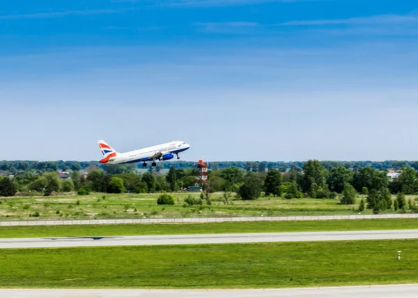 Airbus A319-131Ayrvays británicos despega en el aeropuerto internacional Borispol — Foto de Stock