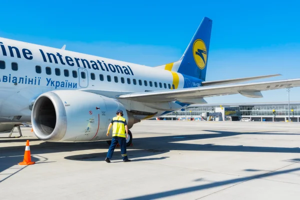 Bir tamirci, Uluslararası Havaalanı Borispol'de kalkıştan önce uçağı denetler.