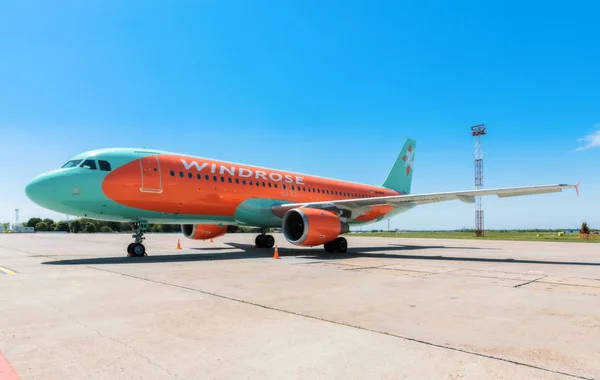 Uçak havayolu Windrose adlı Borispol Havalimanı