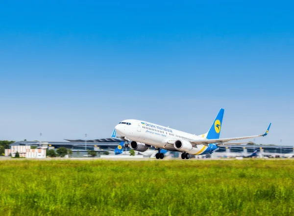 Uluslararası havaalanında Borispol Boeing 737 çıkartıyor.