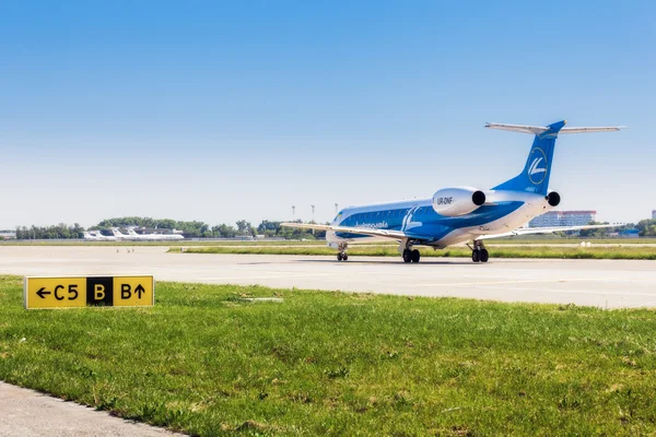 Embraer ERJ 145 aviones de la familia en la pista en el Aeropuerto Internacional de Borispol . — Foto de Stock