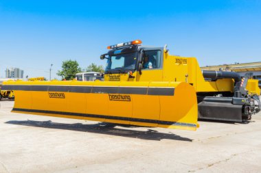 Kar temizleme makinesi. Uluslararası Havaalanı Boryspil pist bakım için donatım.