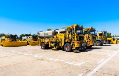 Pist temizleme için aygıtlar. Uluslararası Havaalanı Boryspil pist bakım için donatım.