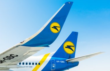 Borispol Uluslararası Havaalanı'nda havayolu logosu ile Kiel ve winglets Boeing 737.