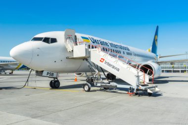 Boeing 737 Borispol Uluslararası Havaalanı'na iniş yolcuları önce.