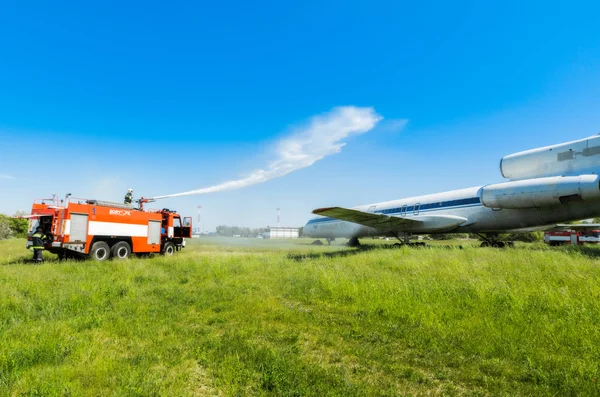 Yangın Servisi Uluslararası Havaalanı Boryspil doktrinler bastırma uçakta harcıyor..