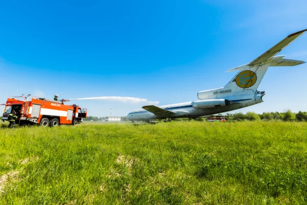 Aeroporto Internacional de Bombeiros Boryspil gasta doutrinas em aeronaves de supressão . — Fotografia de Stock