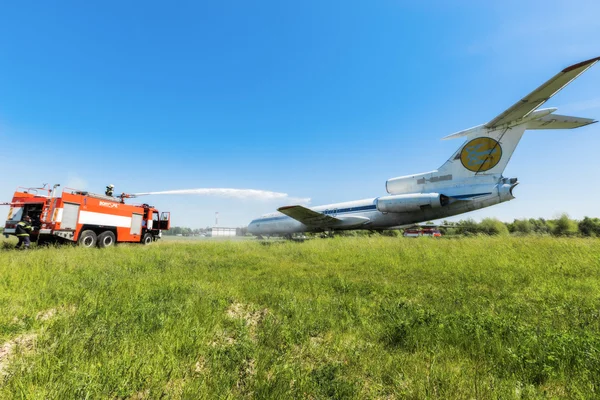 Yangın Servisi Uluslararası Havaalanı Boryspil doktrinler bastırma uçakta harcıyor..