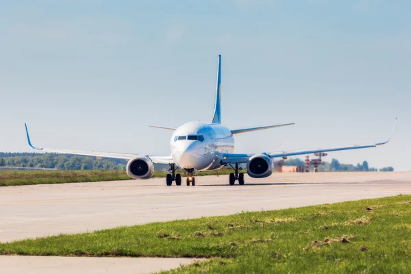 El Boeing 737 antes del despegue en el Aeropuerto Internacional de Borispol . — Foto de Stock