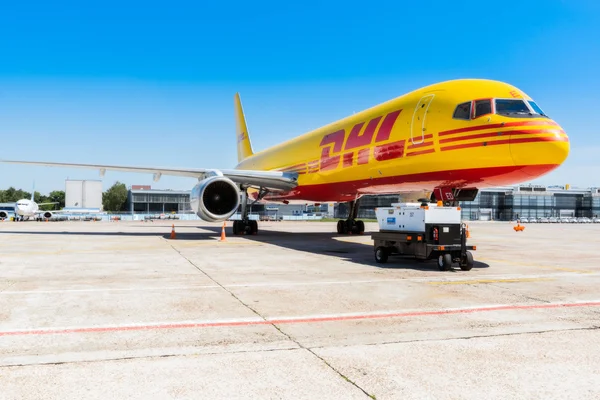 波音 757-200，运输货物公司 Dhl. — 图库照片