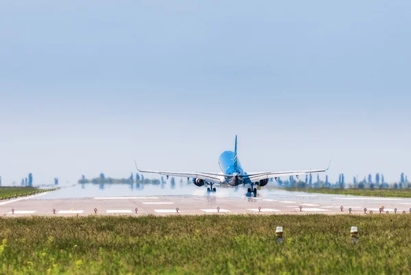 Uçak uluslararası havaalanında Borispol iniyor.