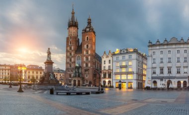 Polonya, Krakow - 6 Mayıs: Meryem Ana Kilisesi. Sabah ana meydanında 6 Mayıs 2015, Krakow, Polonya