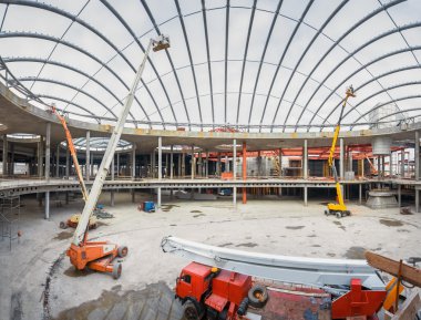 İnşaat Makinaları çalışır. Alışveriş Merkezi Cumhuriyet inşaatı sürüyor.