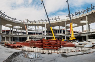 İnşaat Makinaları çalışır. Alışveriş Merkezi Cumhuriyet inşaatı sürüyor.