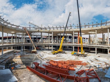 İnşaat Makinaları çalışır. Alışveriş Merkezi Cumhuriyet inşaatı sürüyor.