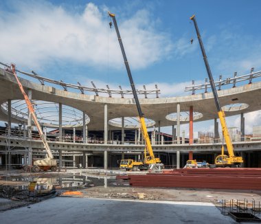 İnşaat Makinaları çalışır. Alışveriş Merkezi Cumhuriyet inşaatı sürüyor.