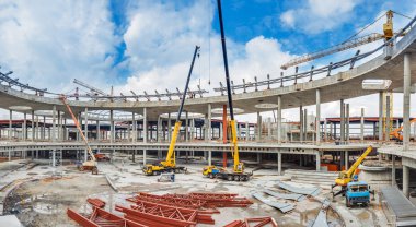 İnşaat Makinaları çalışır. Alışveriş Merkezi Cumhuriyet inşaatı sürüyor.