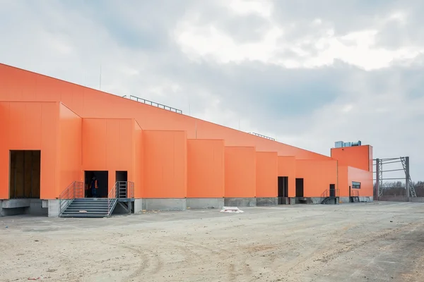 Fachada laranja de um edifício em construção. Progressos na construção de shopping center República . — Fotografia de Stock