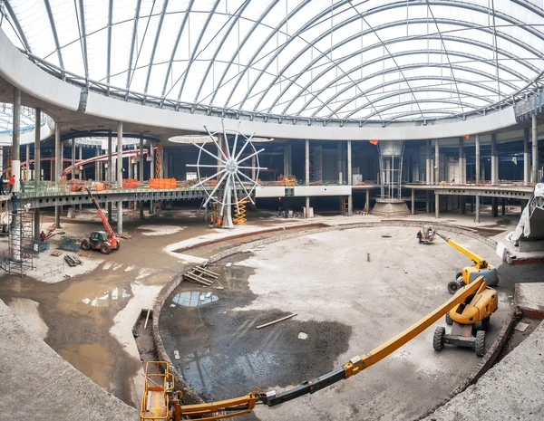 Il lavoro di macchine edili. Progressi nella costruzione di un centro commerciale Repubblica . — Foto Stock