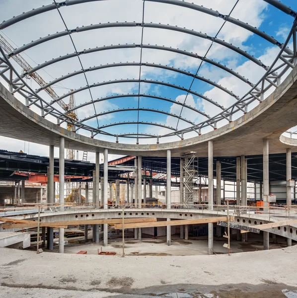 Beton yapı. Alışveriş Merkezi Cumhuriyet inşaatı sürüyor. — Stok fotoğraf