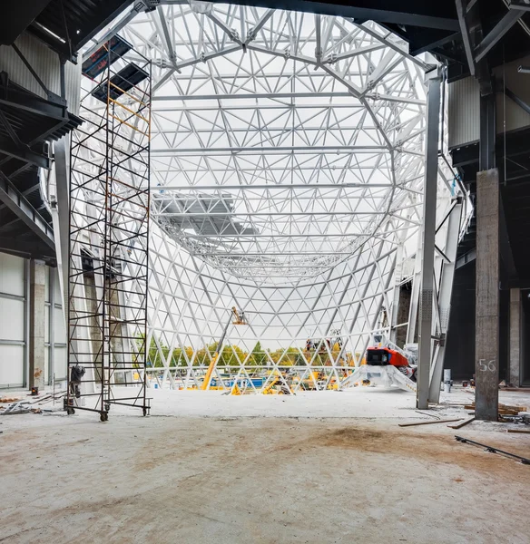 La parte interna della facciata. Progressi nella costruzione di un centro commerciale Repubblica . — Foto Stock