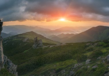 Karpat Dağları. Gündoğumu Panoraması dağlarda.