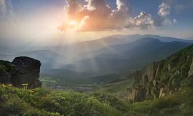 Panorama. Karpat Dağları. Mount görünümünden Pop Ivan. Batan güneşin ışınları.