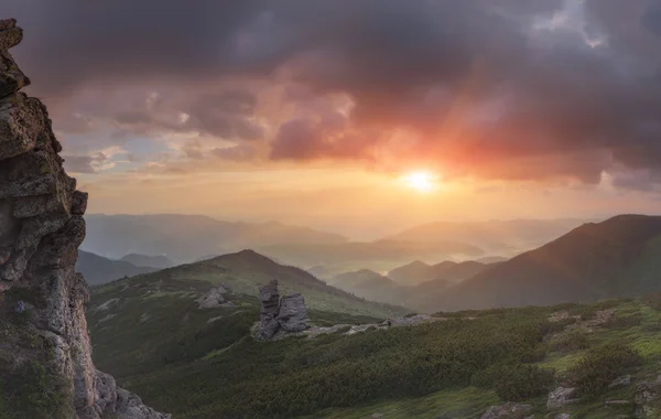 Karpaten. Sonnenaufgang in den Bergen. — Stockfoto