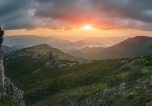 Karpat Dağları. Gündoğumu Panoraması dağlarda.