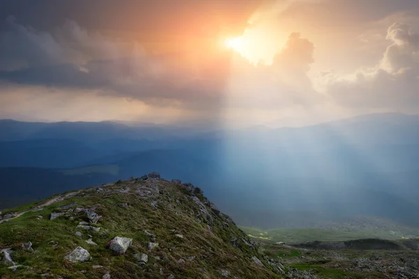 Karpat Dağları. Yere aydınlatıcı Bulutların arasından kırma ışınları.