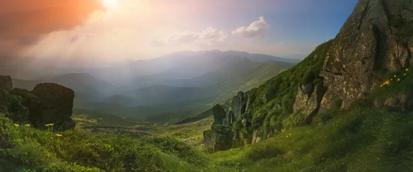 Panorama. Karpaten. Blick vom Mount Pop Ivan. die Strahlen der untergehenden Sonne. — Stockfoto