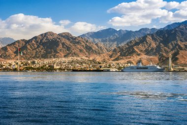 Akabe waterfront ve Akabe liman, Jordan Kızıldeniz üzerinden görüntüleyin