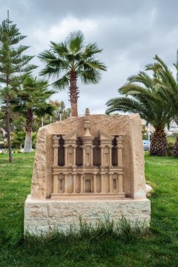 Oyma taş reklam Deir Petra, Jordan Ürdün antik kentinde bir kopyasını