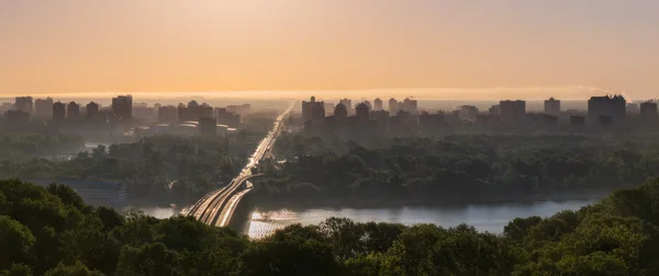 Ukrayna. Kiev. Panorama sol Dinyeper kıyısında