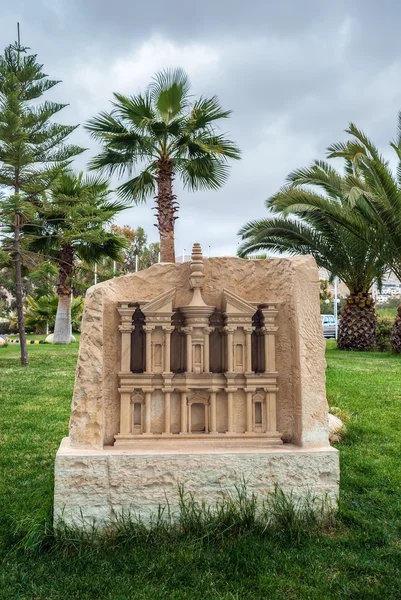 Uma cópia da pedra esculpida Ad Deir na antiga cidade jordaniana de Petra, Jordânia — Fotografia de Stock