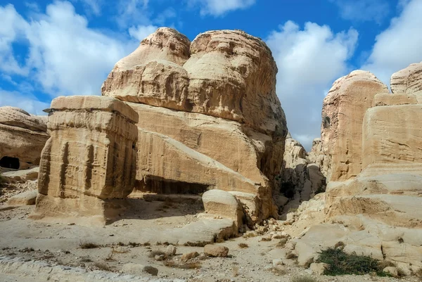 Blocos de Djinn - monumentos em forma de cubo em Petra, Jordânia — Fotografia de Stock