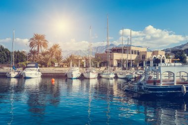 Tekneler ve gemiler Akabe, Jordan en güney şehri, popüler tatil, Kızıldeniz kuzey ucunda yer alan Marina