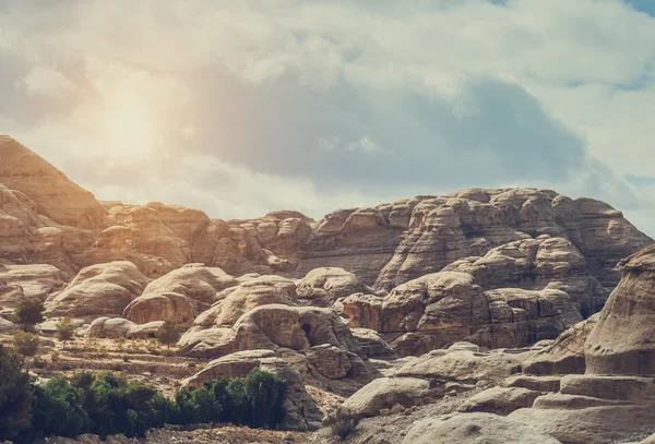 Schlucht in Petra (Rosenstadt), Jordanien. Die Stadt Petra ging über 1000 Jahre verloren. jetzt eines der sieben Wunder des Wortes — Stockfoto