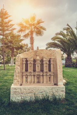 Oyma taş reklam Deir Petra, Jordan Ürdün antik kentinde bir kopyasını