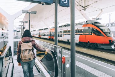 Alp demiryolu, tren ile seyahat. Metro yürüyen merdiven içinde tren platformu için uyumadan