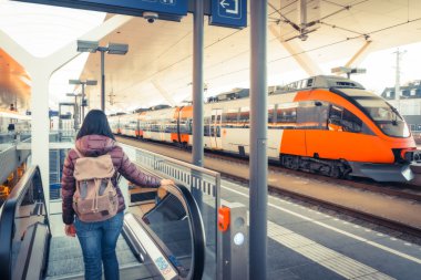 Alp demiryolu, tren ile seyahat. Metro yürüyen merdiven içinde tren platformu için uyumadan