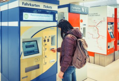 Alp demiryolu, tren ile seyahat. O tren istasyonunda bilet makinede bir tren bileti satın