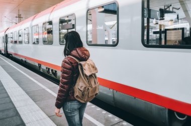 Alp demiryolu, tren ile seyahat. Kız tren vagon, platformda ayakta