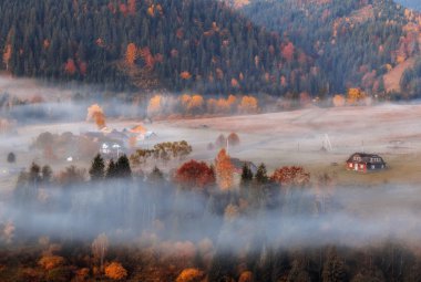Sis sonbahar Ukrayna Karpat köyde